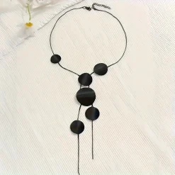 Mavro kikloforiko necklace me kathrefti design gia omorfi emfanisi