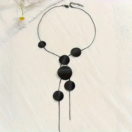 Mavro kikloforiko necklace me kathrefti design gia omorfi emfanisi