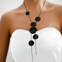 Mavro kikloforiko necklace me diskous kai metriseis gia elegant stil