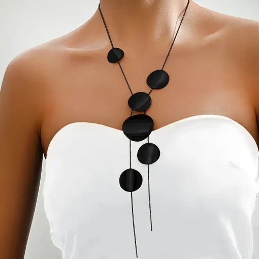 Mavro kikloforiko necklace me diskous kai metriseis gia elegant stil