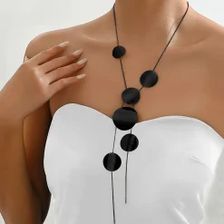 Mavro kikloforiko necklace me kathrefti design gia omorfi emfanisi