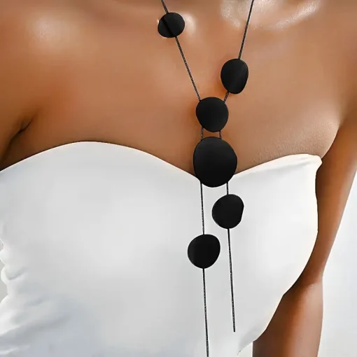 Mavro kikloforiko necklace me diskous gia modern kai stilato look