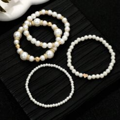 Σετ 4 Βραχιόλια με Μαργαριτάρια και Χρυσές Λεπτομέρειες