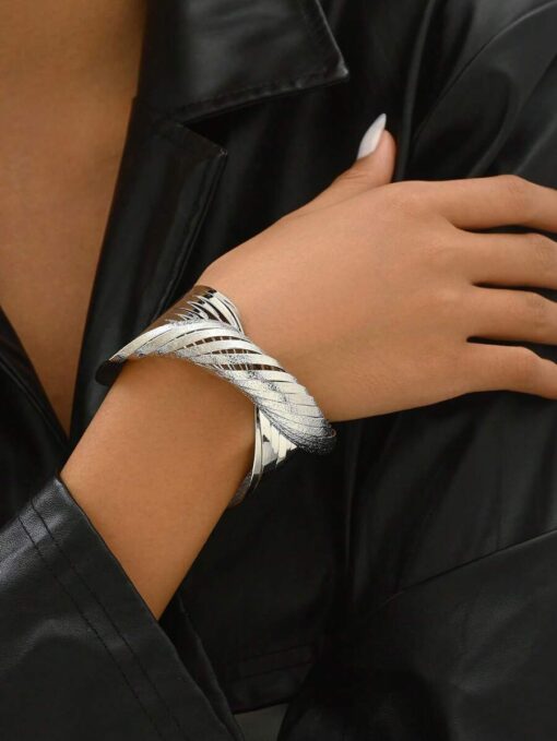 Μοντέρνο Βραχιόλι (Cuff Bracelet) με Κυματιστό Σχέδιο - Χρυσό & Ασημί