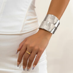 Μοντέρνο Φαρδύ Βραχιόλι Μανσέτα (Cuff Bracelet) με Σφυρήλατη Υφή - Statement Κόσμημα σε Χρυσό & Ασημί