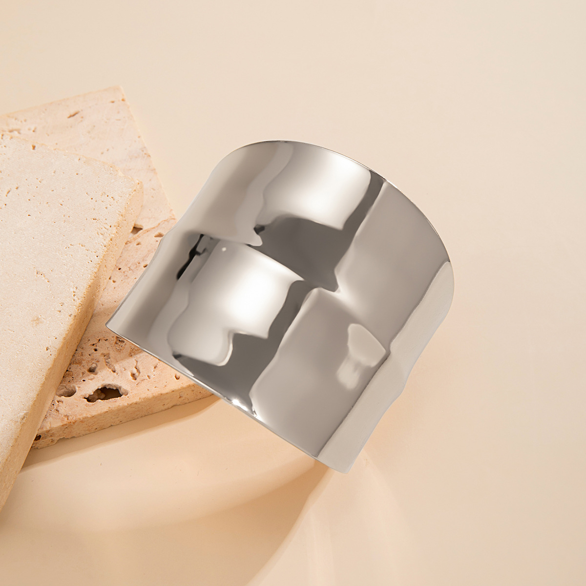 Μοντέρνο Φαρδύ Βραχιόλι Μανσέτα (Cuff Bracelet) με Σφυρήλατη Υφή - Statement Κόσμημα σε Χρυσό & Ασημί