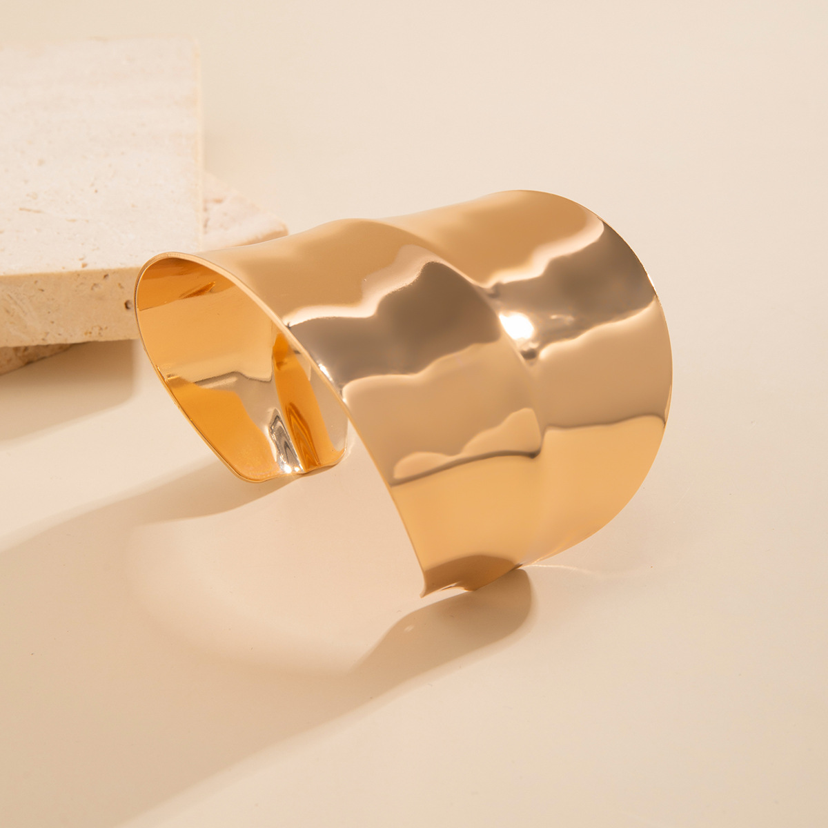 Μοντέρνο Φαρδύ Βραχιόλι Μανσέτα (Cuff Bracelet) με Σφυρήλατη Υφή - Statement Κόσμημα σε Χρυσό & Ασημί