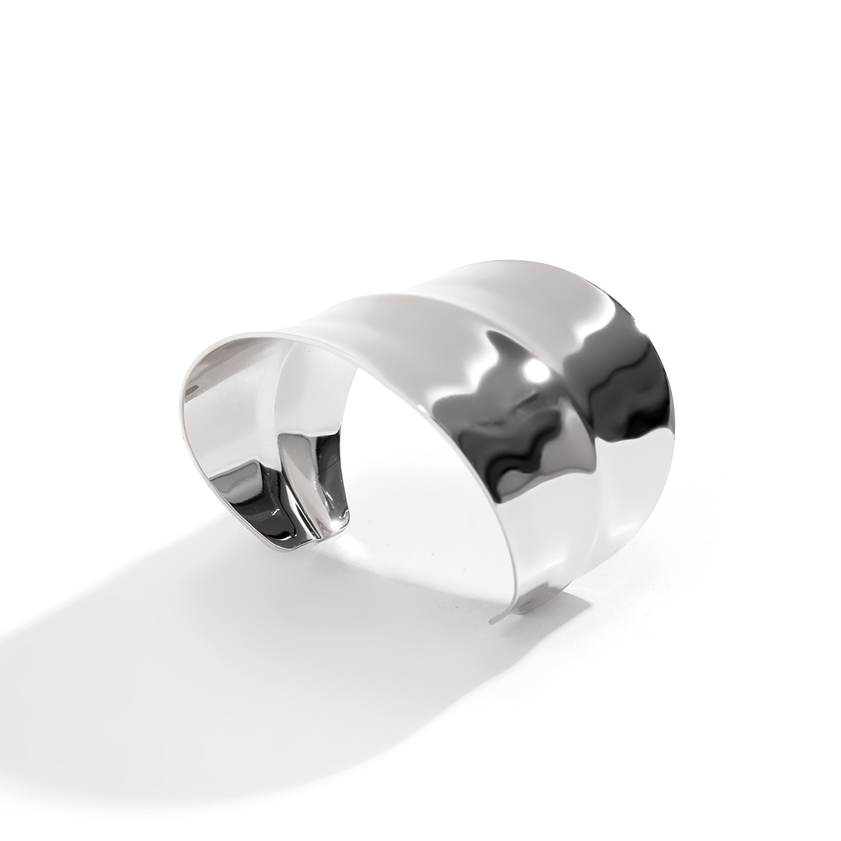 Μοντέρνο Φαρδύ Βραχιόλι Μανσέτα (Cuff Bracelet) με Σφυρήλατη Υφή - Statement Κόσμημα σε Χρυσό & Ασημί