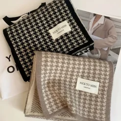Μάλλινο Κασκόλ με Δίχρωμο Πλεκτό Houndstooth και Ψαροκόκαλο - Χειμωνιάτικη Ζεστασιά & Στυλ