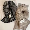 Μάλλινο Κασκόλ με Δίχρωμο Πλεκτό Houndstooth και Ψαροκόκαλο - Χειμωνιάτικη Ζεστασιά & Στυλ