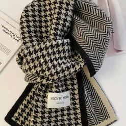 Μάλλινο Κασκόλ με Δίχρωμο Πλεκτό Houndstooth και Ψαροκόκαλο - Χειμωνιάτικη Ζεστασιά & Στυλ