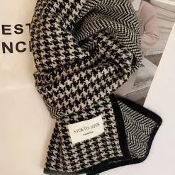 Μάλλινο Κασκόλ με Δίχρωμο Πλεκτό Houndstooth και Ψαροκόκαλο - Χειμωνιάτικη Ζεστασιά & Στυλ