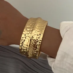 Χρυσό Statement Φαρδύ Βραχιόλι Cuff με Σφυρήλατη Υφή & Κυματιστό Σχέδιο – Oversized Βραχιόλι Μοντέρνο