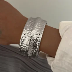 Ασημί Statement Φαρδύ Βραχιόλι Cuff με Σφυρήλατη Υφή & Κυματιστό Σχέδιο – Oversized Βραχιόλι Μοντέρνο