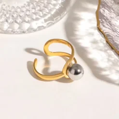 Δίχρωμο Δαχτυλίδι με Ανοιχτό Σχέδιο και Μεταλλική Μπάλα | Μοντέρνο Κόσμημα