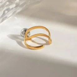 Δίχρωμο Δαχτυλίδι με Ανοιχτό Σχέδιο και Μεταλλική Μπάλα | Μοντέρνο Κόσμημα