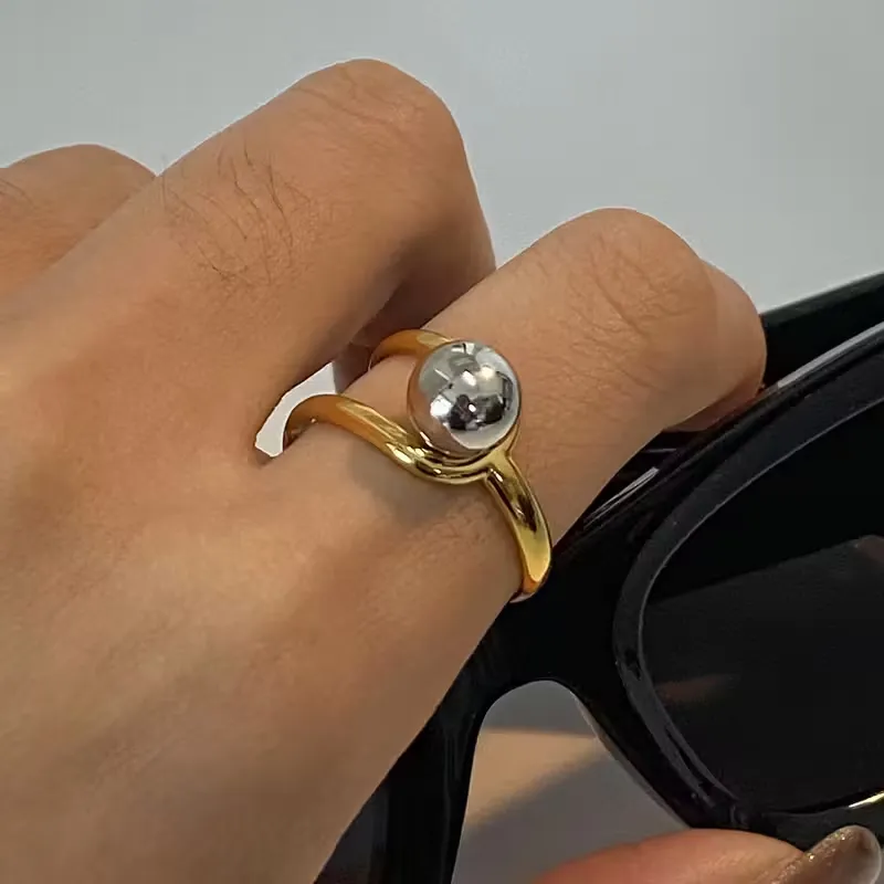 Δίχρωμο Δαχτυλίδι με Ανοιχτό Σχέδιο και Μεταλλική Μπάλα | Μοντέρνο Κόσμημα