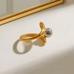 Εντυπωσιακό Δαχτυλίδι Σπείρα με Δίχρωμη Μπάλα | Μοντέρνα Κοσμήματα