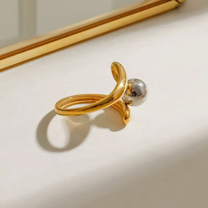 Εντυπωσιακό Δαχτυλίδι Σπείρα με Δίχρωμη Μπάλα | Μοντέρνα Κοσμήματα