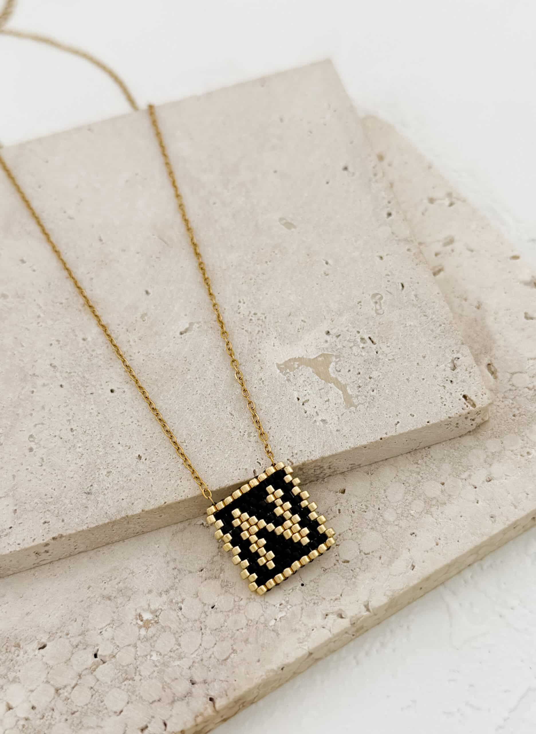 Κολιέ με Αρχικό Γράμμα Ν – Χειροποίητο με Επιχρύσωση