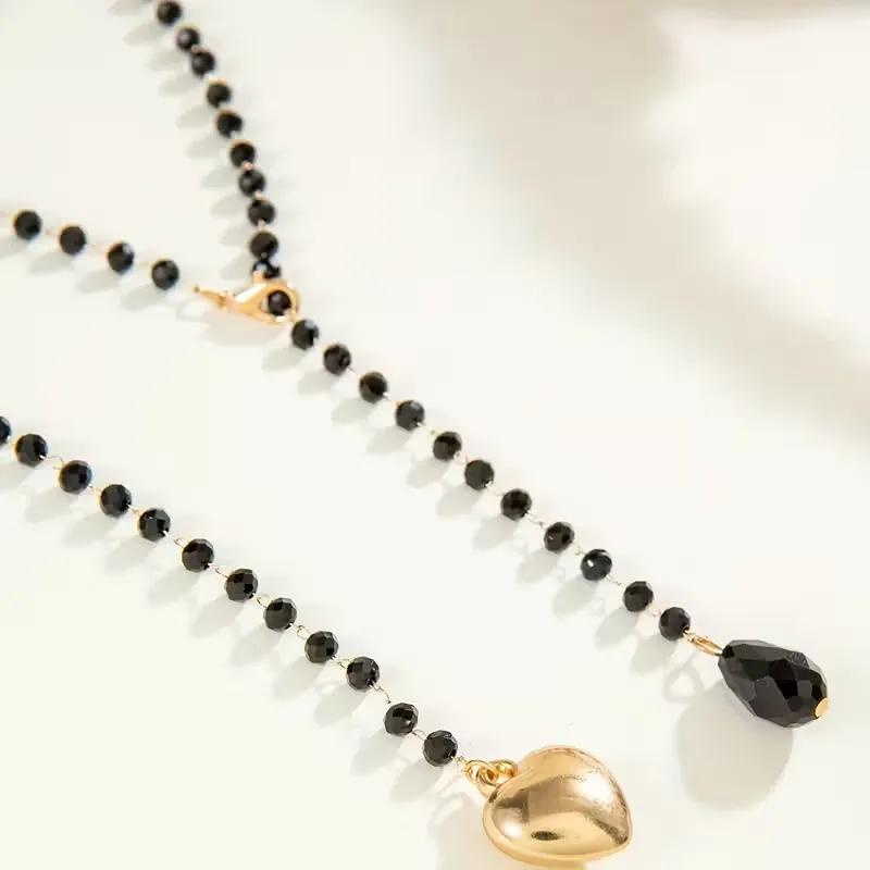 Μακρύ Κολιέ Lariat από Μαύρες Χάντρες με Χρυσή Καρδιά