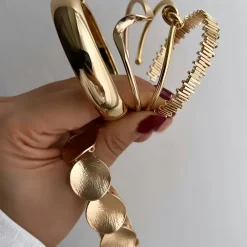 Σετ 5 Statement Βραχιόλια | Chunky Βραχιόλια Layering με ανάγλυφες Λεπτομέρειες (Χρυσό/Ασημί)