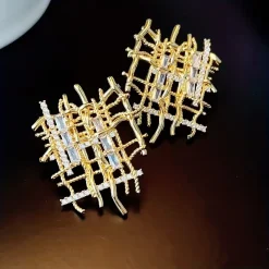 Ζευγάρι χρυσών καρφωτών σκουλαρικιών με αφηρημένο δικτυωτό ή πλεκτό σχέδιο, διακοσμημένα με λαμπερά κρύσταλλα Zircon σε κοπή μπαγκέτας και στρογγυλή. Σκουλαρίκια statement.