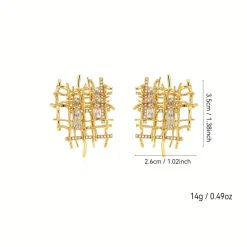 Ζευγάρι χρυσών καρφωτών σκουλαρικιών με αφηρημένο δικτυωτό ή πλεκτό σχέδιο, διακοσμημένα με λαμπερά κρύσταλλα Zircon σε κοπή μπαγκέτας και στρογγυλή. Σκουλαρίκια statement.