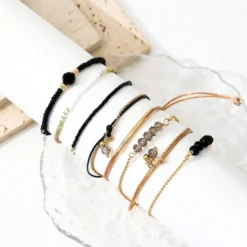 Σετ 8 Boho Βραχιόλια με Χάντρες και Χρυσές Λεπτομέρειες - Μαύρο & Beige