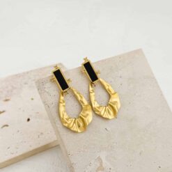 Εντυπωσιακά Χρυσά Κρεμαστά Σκουλαρίκια με Μαύρο Σμάλτο