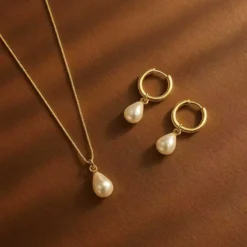 Χρυσό σετ κοσμημάτων με κολιέ και σκουλαρίκια με μαργαριτάρια από ανοξείδωτο ατσάλι 18Κ.