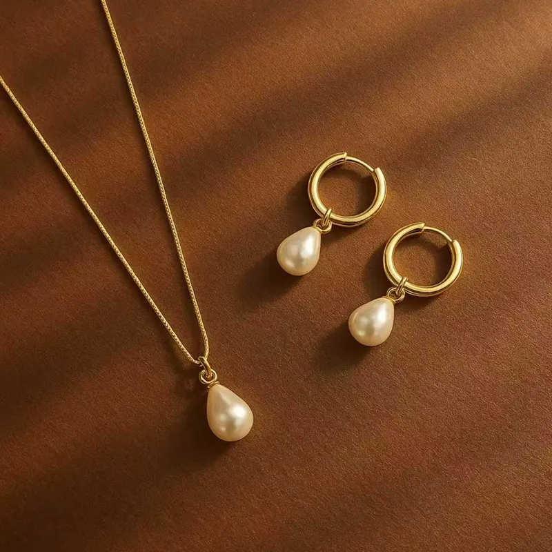 Χρυσό σετ κοσμημάτων με κολιέ και σκουλαρίκια με μαργαριτάρια από ανοξείδωτο ατσάλι 18Κ.