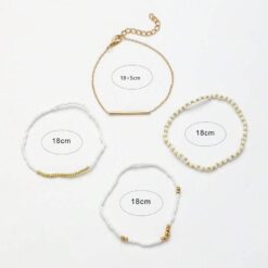 Σετ 4 Γυναικεία Βραχιόλια με Λευκές Χάντρες και Χρυσή Μπάρα