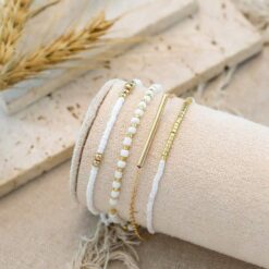 Σετ 4 Γυναικεία Βραχιόλια με Λευκές Χάντρες και Χρυσή Μπάρα