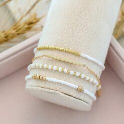 Σετ 4 Γυναικεία Βραχιόλια με Λευκές Χάντρες και Χρυσή Μπάρα
