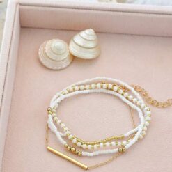 Σετ 4 Γυναικεία Βραχιόλια με Λευκές Χάντρες και Χρυσή Μπάρα