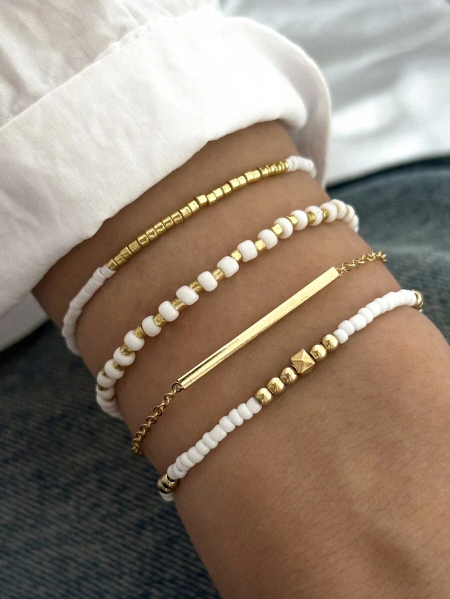 Σετ 4 Γυναικεία Βραχιόλια με Λευκές Χάντρες και Χρυσή Μπάρα