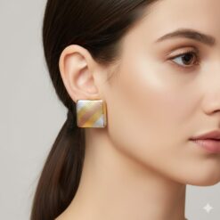 Μοντέρνα γυναικεία σκουλαρίκια από χρυσό ανοξείδωτο ατσάλι με color block σχέδιο σε λευκό και μαύρο