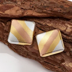 Μοντέρνα γυναικεία σκουλαρίκια από χρυσό ανοξείδωτο ατσάλι με color block σχέδιο σε λευκό και μαύρο