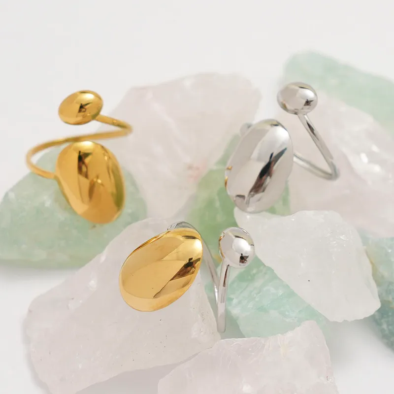 Μίνιμαλ γυναικείο δαχτυλίδι με το σύμβολο του απείρου από χρυσό ανοξείδωτο ατσάλι 18K