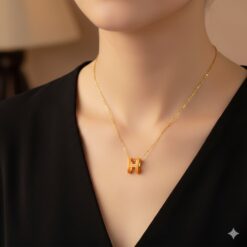 γυναικείο κολιέ με μονόγραμμα από ατσάλι τιτανίου 18K σε μίνιμαλ σχέδιο