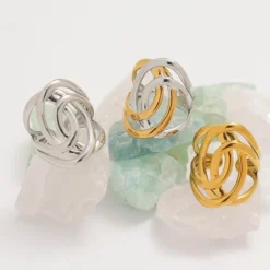 Εντυπωσιακό γυναικείο statement δαχτυλίδι από χρυσό ανοξείδωτο ατσάλι 18K με ανάγλυφο γεωμετρικό μοτίβο