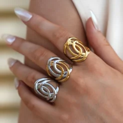 Εντυπωσιακό γυναικείο statement δαχτυλίδι από χρυσό ανοξείδωτο ατσάλι 18K με ανάγλυφο γεωμετρικό μοτίβο