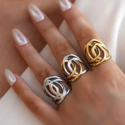 Εντυπωσιακό γυναικείο statement δαχτυλίδι από χρυσό ανοξείδωτο ατσάλι 18K με ανάγλυφο γεωμετρικό μοτίβο