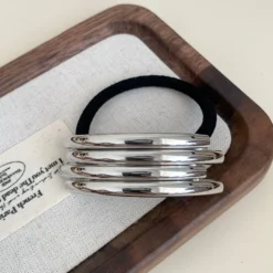 Γυναικείο υφασμάτινο λαστιχάκι μαλλιών με πτυχώσεις σε minimal στυλ