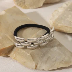 Γυναικείο υφασμάτινο λαστιχάκι μαλλιών με πτυχώσεις σε minimal στυλ