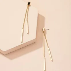 Γυναικεία μακριά σκουλαρίκια με χρυσές και ασημένιες μπάρες και μαύρη λεπτομέρεια σε minimal στυλ.