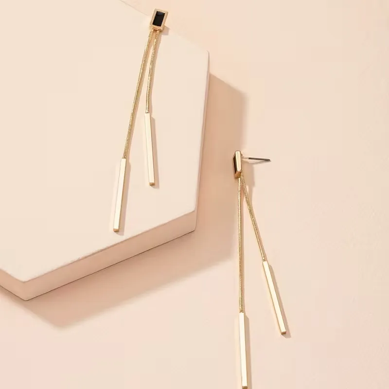 Γυναικεία μακριά σκουλαρίκια με χρυσές και ασημένιες μπάρες και μαύρη λεπτομέρεια σε minimal στυλ.