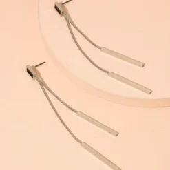 Γυναικεία μακριά σκουλαρίκια με χρυσές και ασημένιες μπάρες και μαύρη λεπτομέρεια σε minimal στυλ.