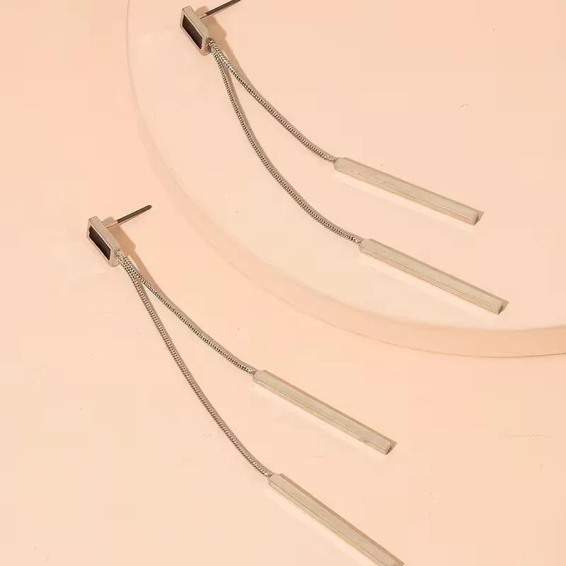 Γυναικεία μακριά σκουλαρίκια με χρυσές και ασημένιες μπάρες και μαύρη λεπτομέρεια σε minimal στυλ.